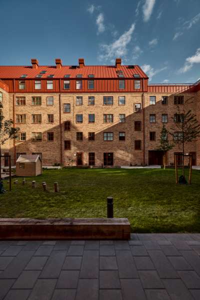 Das Klassische bekommt eine moderne Note in Kopenhagens Blöcken, die mit Stahlprofilen verkleidet wurden, Køhlers Have, Borgmester Christiansens Gade 17, 2450 København SV